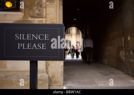 Silence Veuillez ouvrir la Bibliothèque Bodléienne cour intérieure, l'Université d'Oxford Banque D'Images