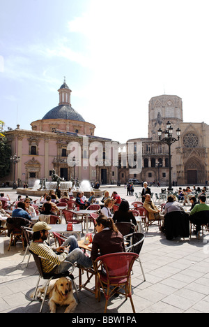 Les gens assis en terrasse du café en face de la cathédrale sur la place de la Vierge dans le centre de Valence Espagne Banque D'Images