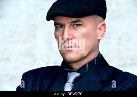 Homme chauve dans la fin de années 40, portant un costume sombre et de PAC. Banque D'Images