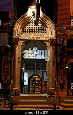 Entrée de la 300-year-old Cagaloglu Hamam, scène de nuit, Sultanahmet, Istanbul, Turquie Banque D'Images