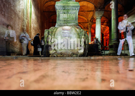 Tête monumentale d'une méduse, à l'envers, Yerebatan Sarayi, Citerne byzantine, Sultanahmet, Istanbul, Turquie Banque D'Images