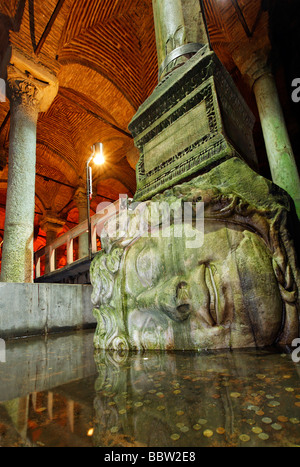 Tête monumentale d'une méduse au pied d'une colonne, Yerebatan Sarayi, Citerne byzantine, Sultanahmet, Istanbul, Turquie Banque D'Images