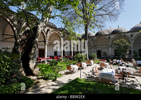 Cour intérieure de l'Daruezziyafe restaurant, ancien de la soupe populaire, la Mosquée Sueleymaniye Istanbul, Turquie Banque D'Images