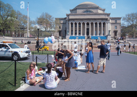 New York Columbia University étudiants sur le campus de faibles Memorial Library NEW YORK USA Banque D'Images