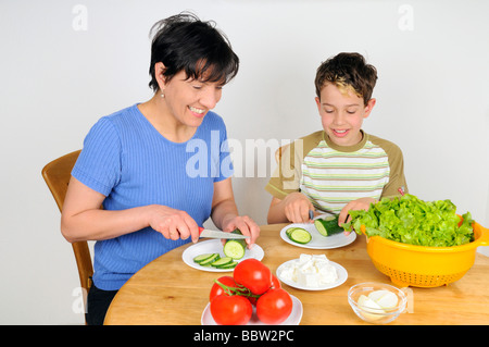 Mère et fils faire une salade Banque D'Images