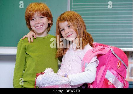 Deux enfants à l'école primaire, d'amis ou de frères et sœurs dans une salle de classe Banque D'Images