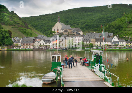 Le traversier de Beilstein Mosel River, des vélos et des personnes sur le ferry, Beilstein et église abbatiale St Joseph dans le dos, Rhineland-Palat Banque D'Images