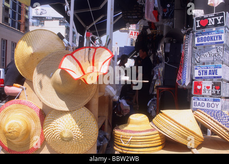 Etats-Unis, New York, New York, Lower Manhattan, Canal Street, Chinatown. Quartier chinois local marché commercial extérieur vente de chapeaux de paille. Banque D'Images