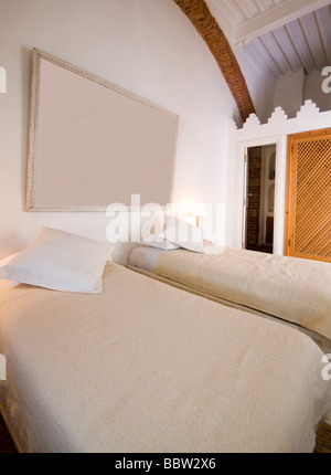 Une chambre dans un riad de luxe en une maison hôtel dans la ville touristique d'essaouira maroc en Afrique Banque D'Images