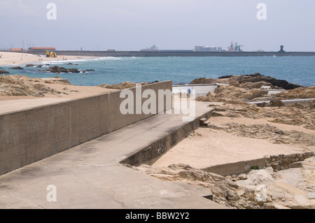 Piscine à Leça da Palmeira beach projetée par Alvaro Siza Vieira Banque D'Images