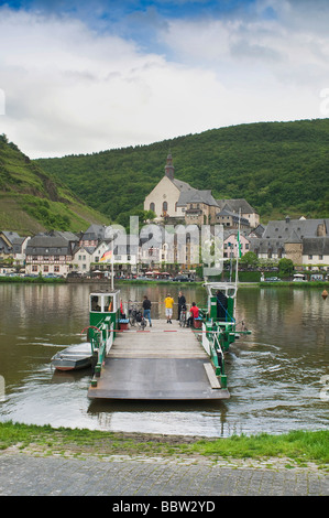 Le traversier de Beilstein Mosel River, vélos sur le ferry, Beilstein et église abbatiale St Joseph dans le dos, Rhénanie-Palatinat, Germ Banque D'Images