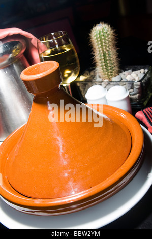 Tajine marocain en céramique de cuisine restaurant avec vin photographié à Casablanca maroc Banque D'Images