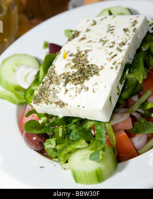 Une salade grecque avec un grand morceau de fromage féta photographiée dans les îles grecques à une taverne restaurant Banque D'Images