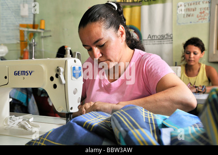 Les femmes utilisant des machines à coudre, couturière coopérative dans la Dorada, Colombie, Amérique du Sud Banque D'Images