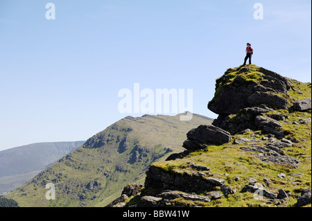 Female hiker à comté de Tipperary dans d'une des sept Sœurs pics sur la montagnes Comeragh République d'Irlande Banque D'Images