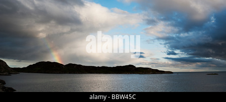 Arc-en-ciel sur le coatline, Isle of Harris, Hébrides extérieures, en Écosse Banque D'Images