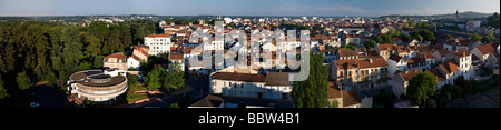 Une antenne et vue panoramique sur l'espace France, à Vichy (France). Vue aérienne et panoramique du quartier de France, à Vichy. Banque D'Images