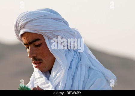 Un port de tête traditionnel berbère dress dans les déserts de sud du Maroc Banque D'Images