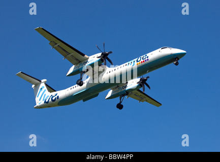 Flybe Bombardier DHC-8-402 l'atterrissage d'un aéronef à l'aéroport de Gatwick, Angleterre Banque D'Images