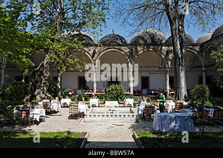 Cour intérieure de l'Daruezziyafe restaurant, ancien de la soupe populaire, la Mosquée Sueleymaniye Istanbul, Turquie Banque D'Images