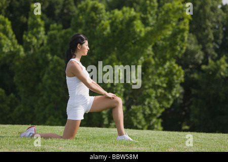 Jeune femme en position de fente basse du yoga Banque D'Images