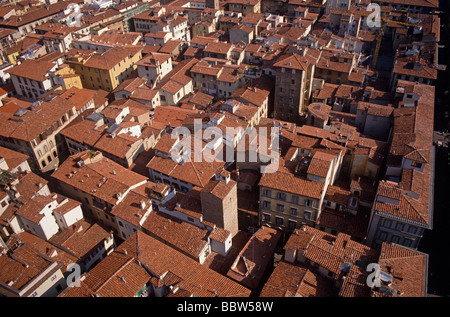 Sol carrelé donnant sur les toits et rues médiévale de la cathédrale de Florence (Firenze) en Italie, Toscane Banque D'Images