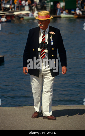 Les personnes âgées gentleman habillé de la cravate et blazer rowing club organise des jumelles prochaine course au Henley Royal Regatta Banque D'Images