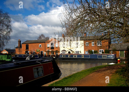 Jonction Fradley Alrewas Staffordshire Coventry Trent et Mersey Canals Swan Inn UK Banque D'Images