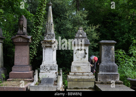 Les jeunes filles jouent autour de grand Victorian memorial pierres tombales dans Nunhead Cemetery durant la journée portes ouvertes annuelle Banque D'Images