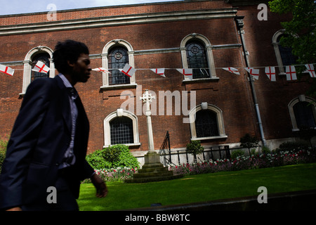 Passant et St George's day drapeaux au cours de 23 avril à l'église de Saint Botolph sans Bishopsgate Banque D'Images