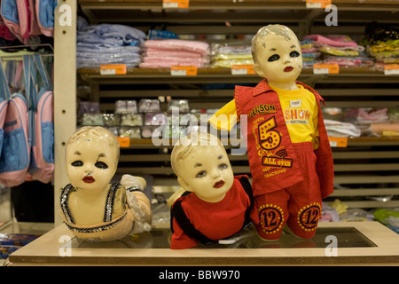 Vêtements pour enfants mannequins dans l'AFRA Alisveris Merkezi shopping mall au centre de Khartoum, Soudan. Banque D'Images