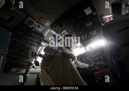 Le capitaine soudanais dans le cockpit avant vol pour le Darfour dans un Antonov-30 de fabrication russe airliner Banque D'Images