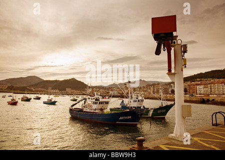 Barcos de Pesca en El Puerto Pesquero Castro Urdiales Cantabrie España Bateaux de pêche dans le port de pêche de Castro Urdiales Banque D'Images