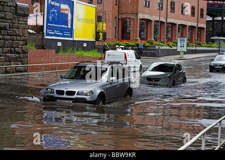 Traffic fait son chemin dans les eaux d'inondation le 15 juin 2009 Banque D'Images