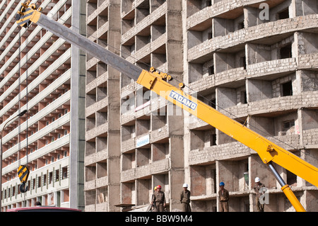 Grue de construction de nouveaux bâtiments de bureaux et d'appartements à Pyongyang en Corée du Nord Banque D'Images