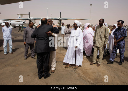 Par les pairs du travail britannique Lord Ahmed hugs le gouverneur du Darfour Yousef Mohammed Osman Kibir à El Fasher Soudan aéroport Banque D'Images