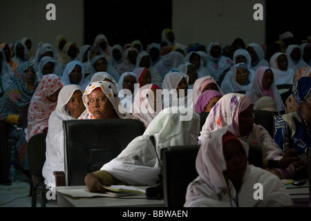 Les femmes d'écouter des discours lors de la conférence de politique composé appartenant au Gouverneur du Darfour à Al-Fasher Banque D'Images