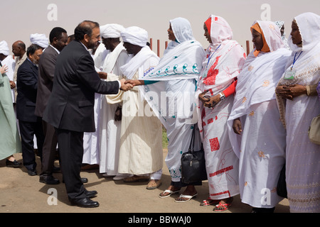 Par les pairs du travail britannique, Lord Ahmed, serre la main avec les femmes du Darfour sur le tarmac de l'aéroport Soudan Sullo. Banque D'Images