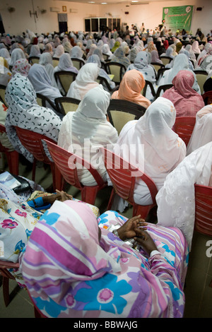 Les femmes d'écouter des discours lors de la conférence de politique composé appartenant au Gouverneur du Darfour à Al-Fasher Banque D'Images