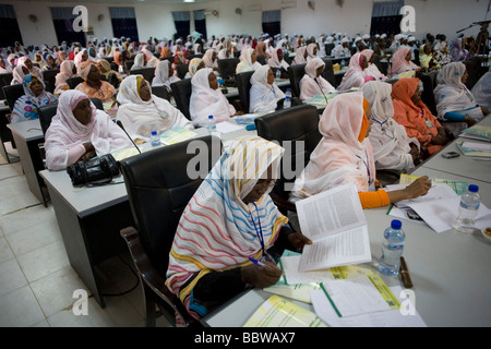 Les femmes d'écouter des discours lors de la conférence de politique composé appartenant au Gouverneur du Darfour à Al-Fasher Banque D'Images