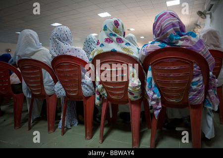 Les femmes d'écouter des discours lors de la conférence de politique composé appartenant au Gouverneur du Darfour à Al-Fasher Banque D'Images