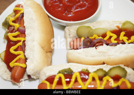 Frankfurter fraîchement préparé des hot-dogs dans des petits pains blancs avec de la moutarde et du ketchup assaisonnement et aucun peuple Banque D'Images