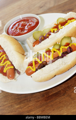 Frankfurter fraîchement préparé des hot-dogs dans des petits pains blancs avec de la moutarde et du ketchup assaisonnement et aucun peuple Banque D'Images