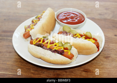 Frankfurter fraîchement préparé des hot-dogs dans des petits pains blancs avec de la moutarde et du ketchup assaisonnement et aucun peuple Banque D'Images