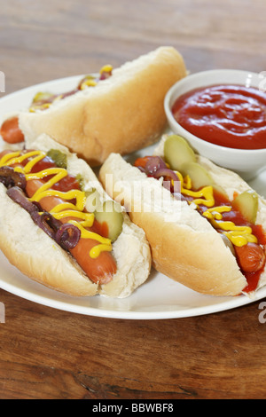 Frankfurter fraîchement préparé des hot-dogs dans des petits pains blancs avec de la moutarde et du ketchup assaisonnement et aucun peuple Banque D'Images