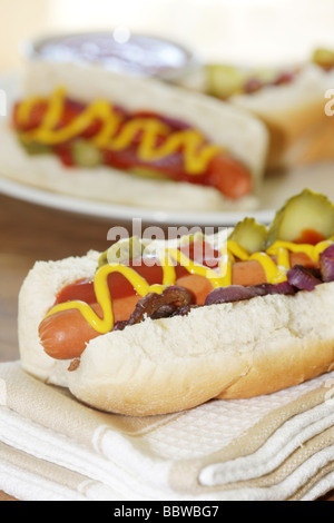 Frankfurter fraîchement préparé des hot-dogs dans des petits pains blancs avec de la moutarde et du ketchup assaisonnement et aucun peuple Banque D'Images