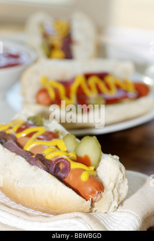 Frankfurter fraîchement préparé des hot-dogs dans des petits pains blancs avec de la moutarde et du ketchup assaisonnement et aucun peuple Banque D'Images