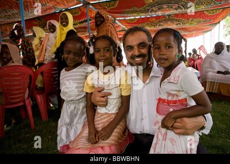 Par les pairs du travail britannique, Lord Ahmed pose avec les enfants dans un composé de femmes lors de rassemblement en faveur de la paix au Darfour Banque D'Images