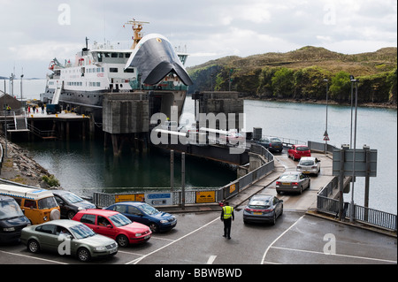 Voitures aux bordures de l'Outer Hebrides à Tarbert ferry port, Isle of Harris, Hébrides extérieures, en Écosse Banque D'Images