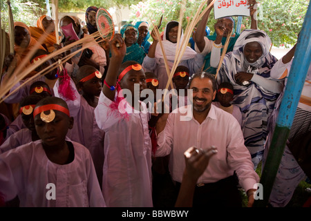 Par les pairs du travail britannique, Lord Ahmed pose avec les enfants dans un composé de femmes lors de rassemblement en faveur de la paix au Darfour Banque D'Images